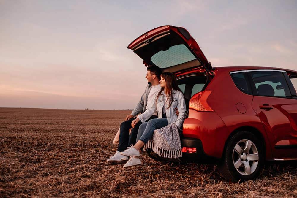 Couple heureux d'une nouvelle voiture