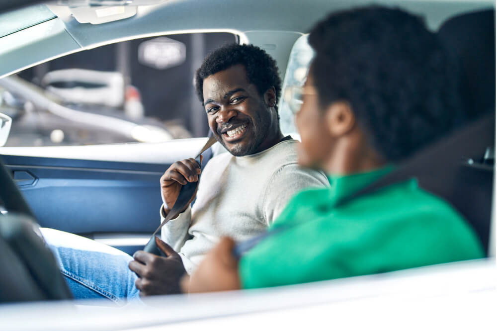 Couple afro-américain dans une voiture