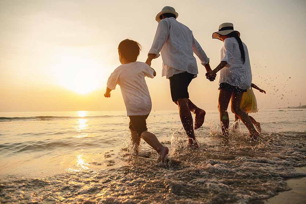 Jeune famille en vacances à la plage
