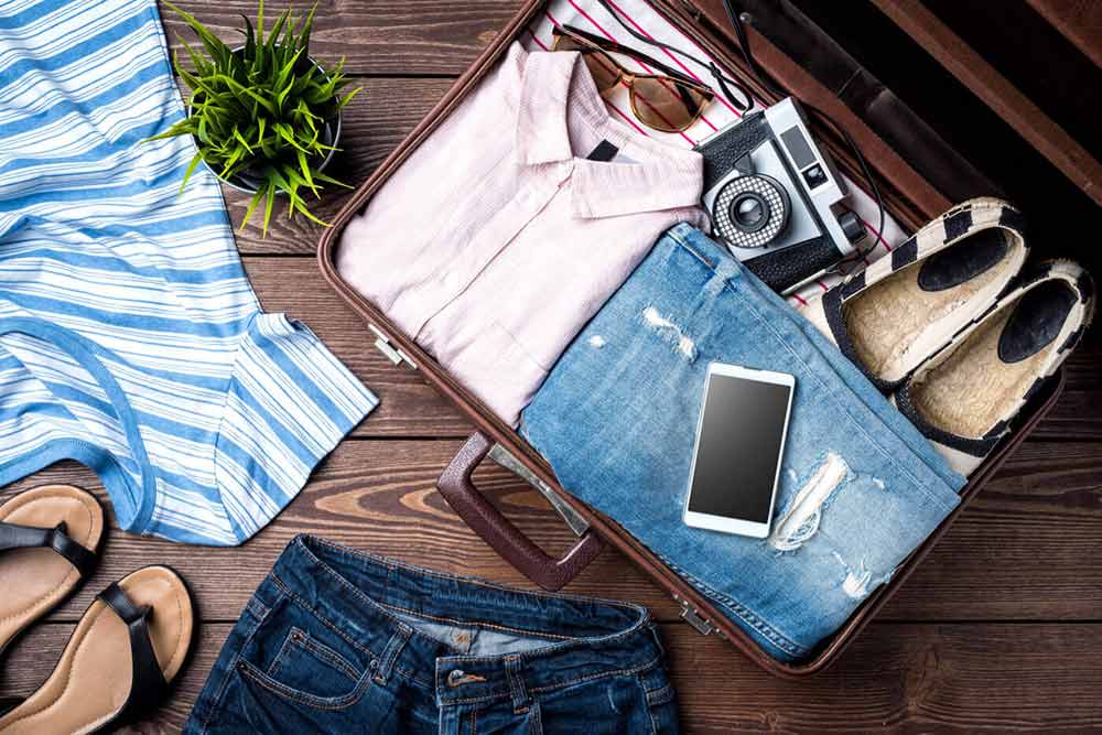 Valise remplie d'articles de voyage