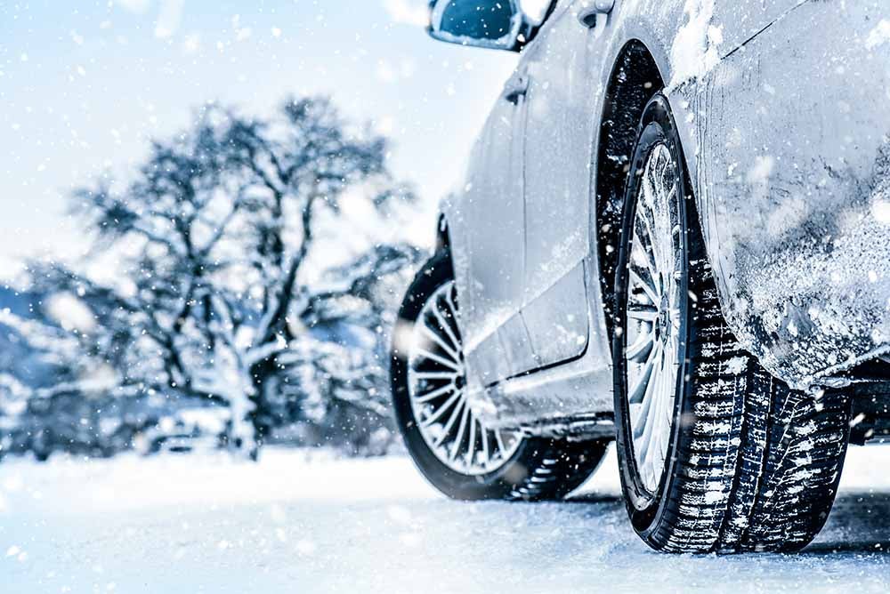 Une voiture à l'extérieur en hiver