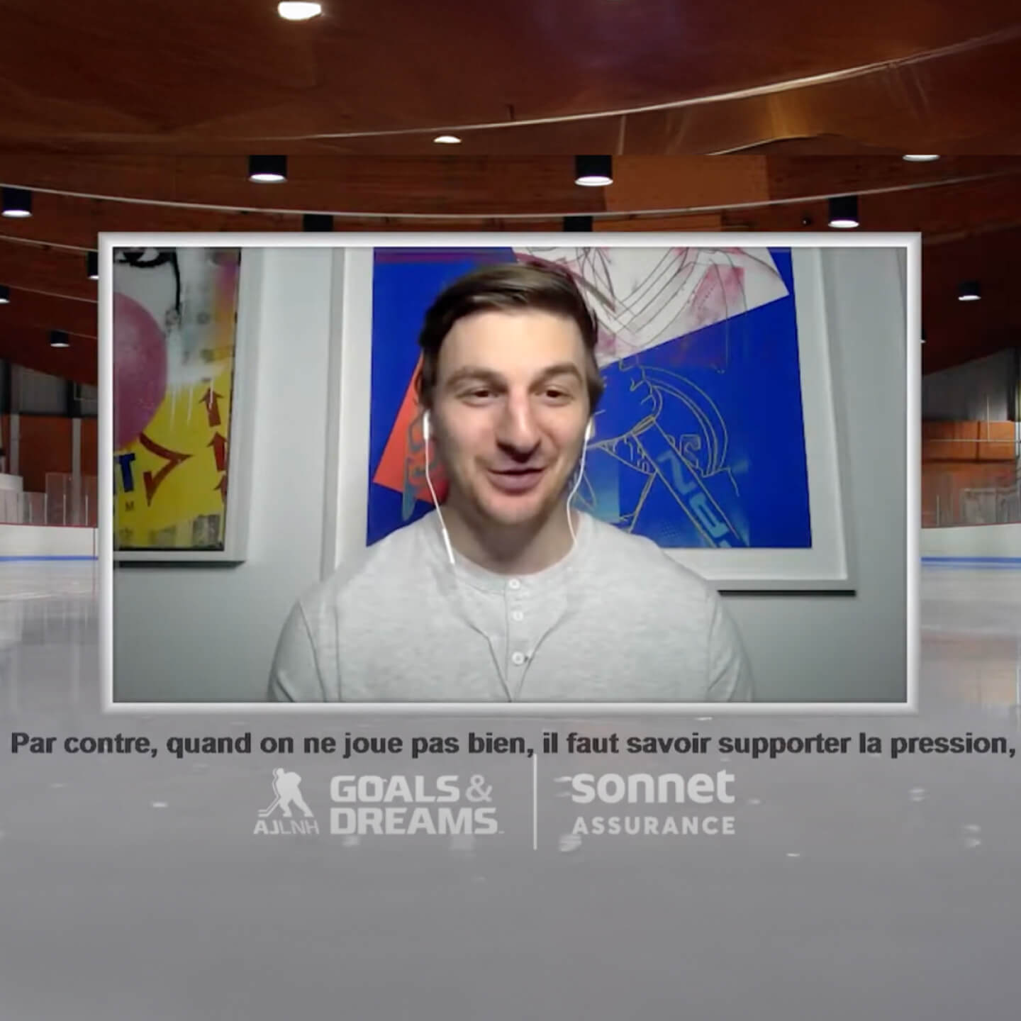 Zach Hyman des Mapel Leafs de Toronto, vêtu d’un chandail blanc, lors d’une séquence vidéo avec une œuvre d’art en arrière-plan et une incrustation de texte en français représentant les logos de la fondation NHLPA Goals and Dreams et de Sonnet Assurance.