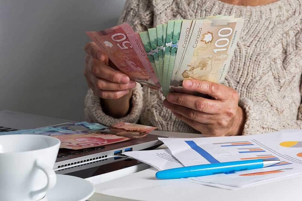 Personne tenant de l'argent