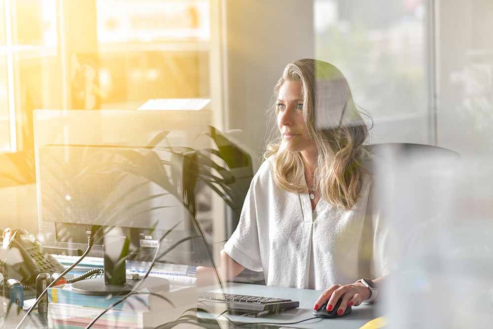 Femme comptable travaillant à un bureau