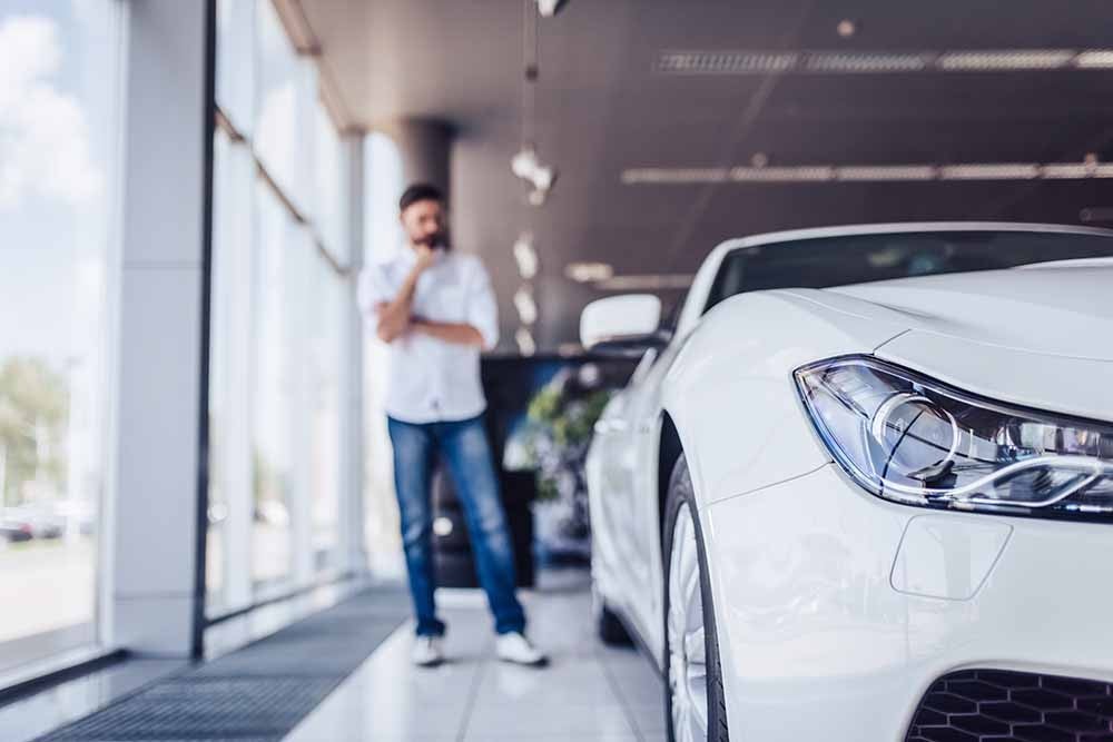 Homme dans un concessionnaire automobile