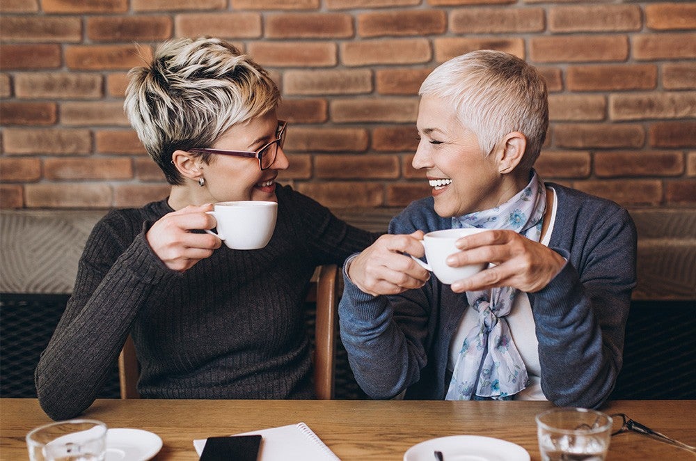 Deux femmes prenant un café