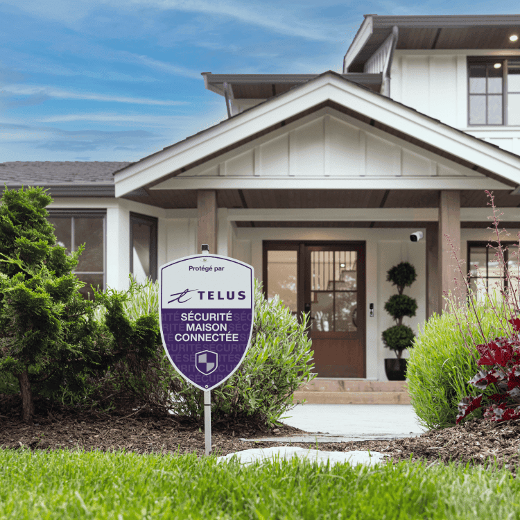 Grande maison de banlieue protégée par Telus Sécurité maison connectée et assurance habitation