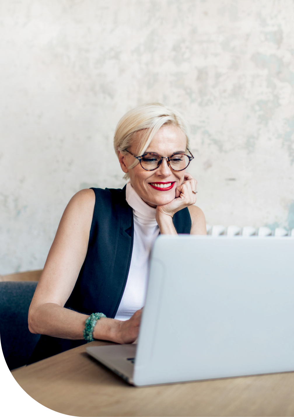 Woman online reading news about Sonnet home and auto insurance