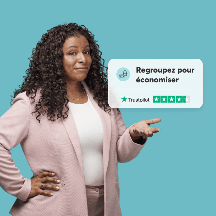 Une femme assurée, les cheveux noirs et bouclés, porte un veston rose et pointe du doigt une bulle de texte. On peut y lire « Regroupez et économisez » avec une cote positive de Trustpilot.