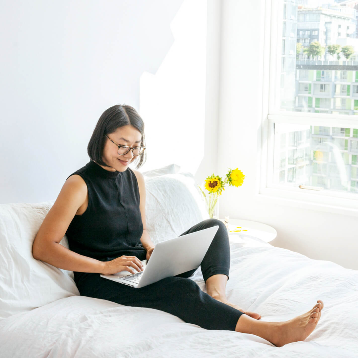 Femme achetant de l’assurance 