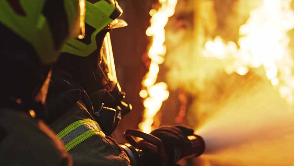 Pompiers combattent un incendie