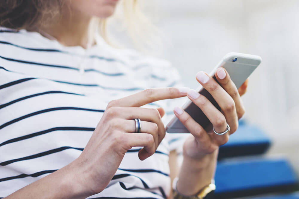 Personne qui utilise un téléphone intelligent pour obtenir de l'information