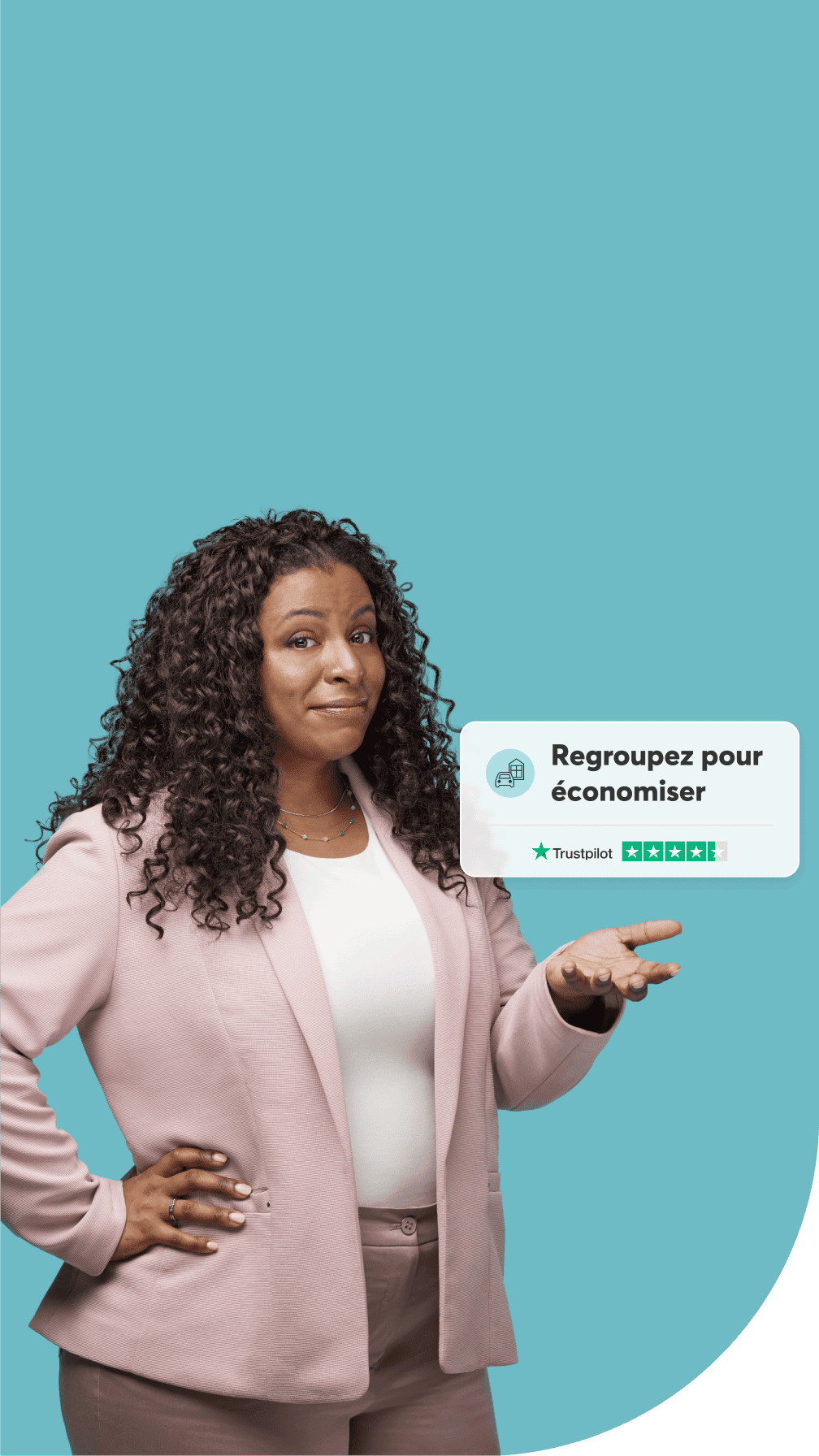 Une femme assurée, les cheveux noirs et bouclés, porte un veston rose et pointe du doigt une bulle de texte. On peut y lire « Regroupez et économisez » avec une cote positive de Trustpilot.