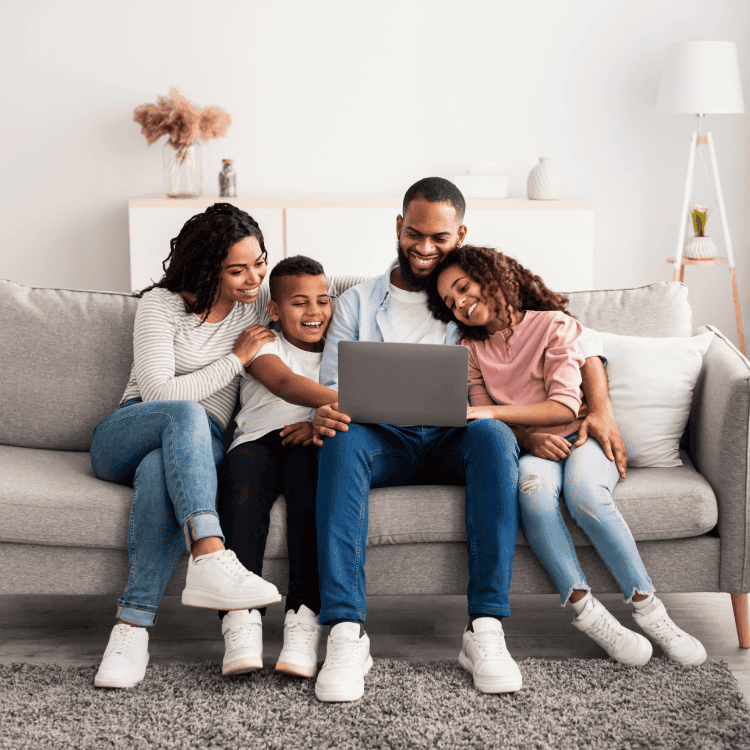 Famille heureuse sur l’ordinateur obtenant des conseils de santé avec TELUS Santé via Sonnet