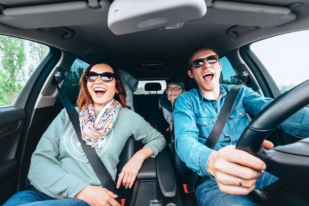 Une famille chantant dans une voiture