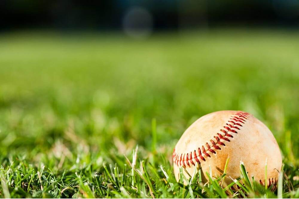 Balle de baseball dans l'herbe