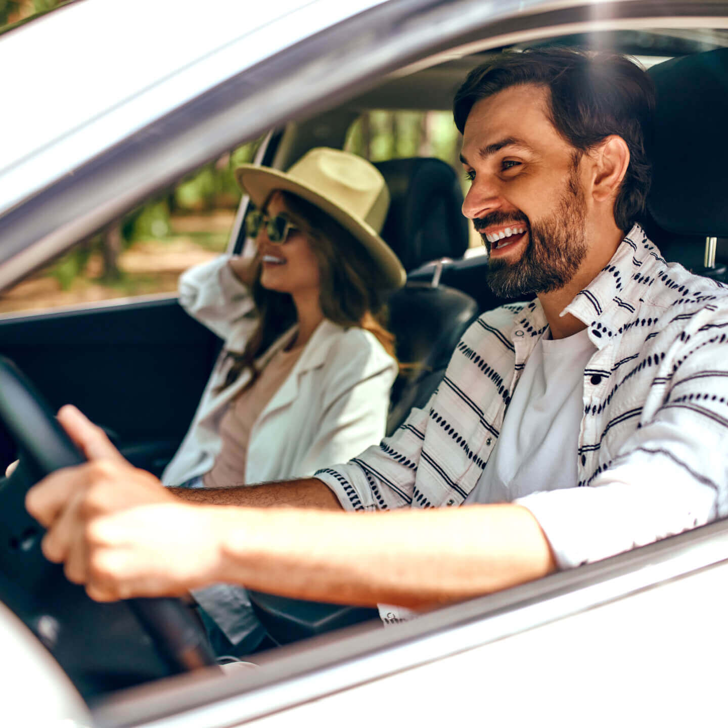  Un couple circulant dans une voiture couverte par une assurance basée sur l'usage.