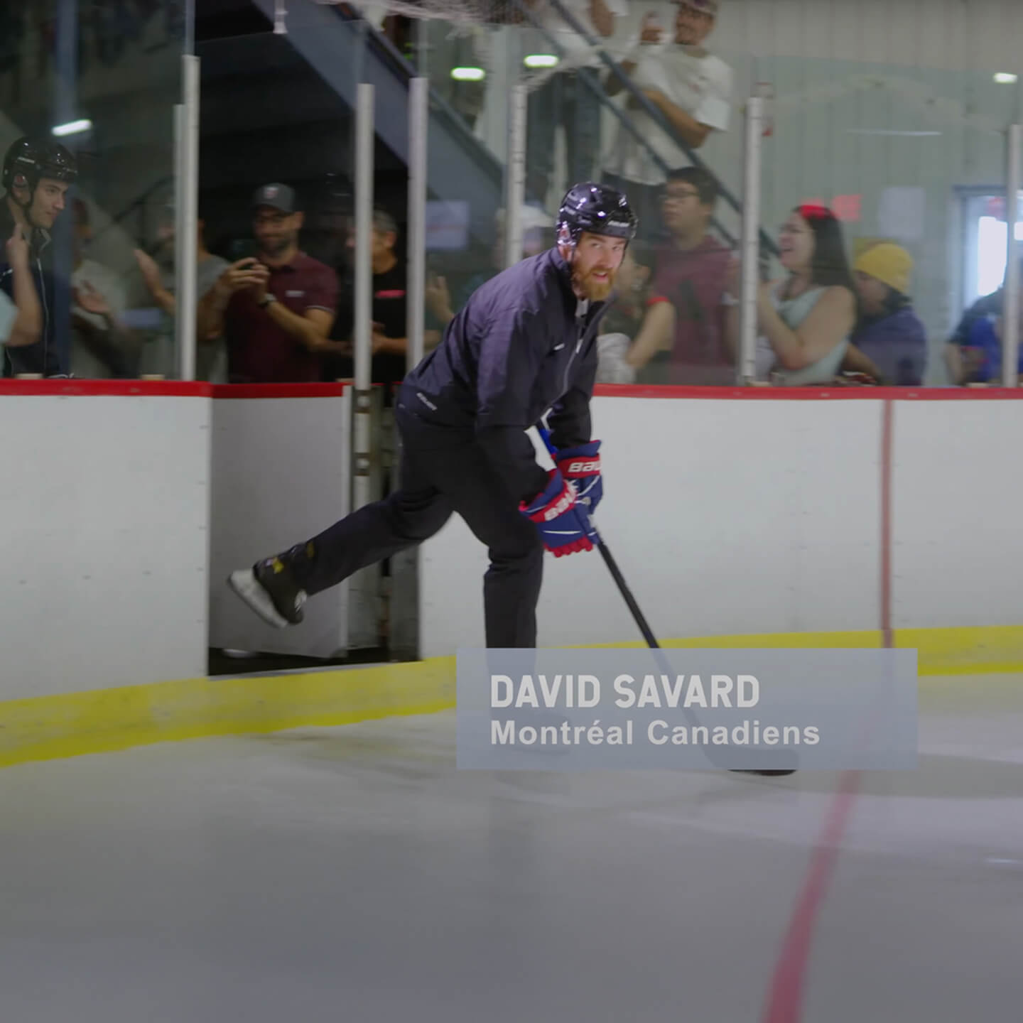 David Savard, des Canadiens de Montréal, quitte le banc des joueurs pour se rendre sur la glace, son bâton à la main.