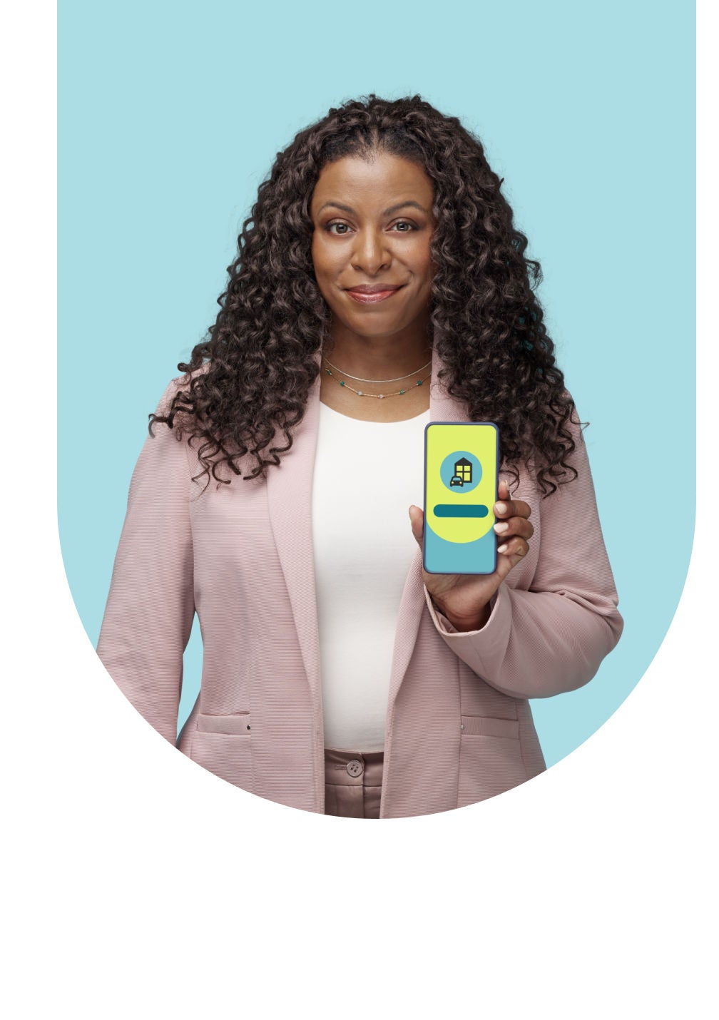 Personne souriante montrant l’écran de son téléphone qui affiche une soumission.