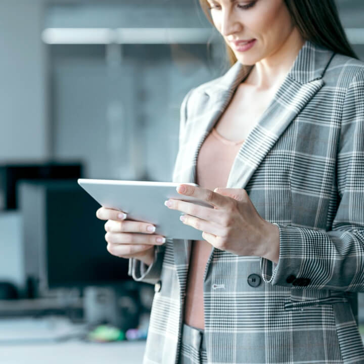 Un ingénieur qui examine des plans.