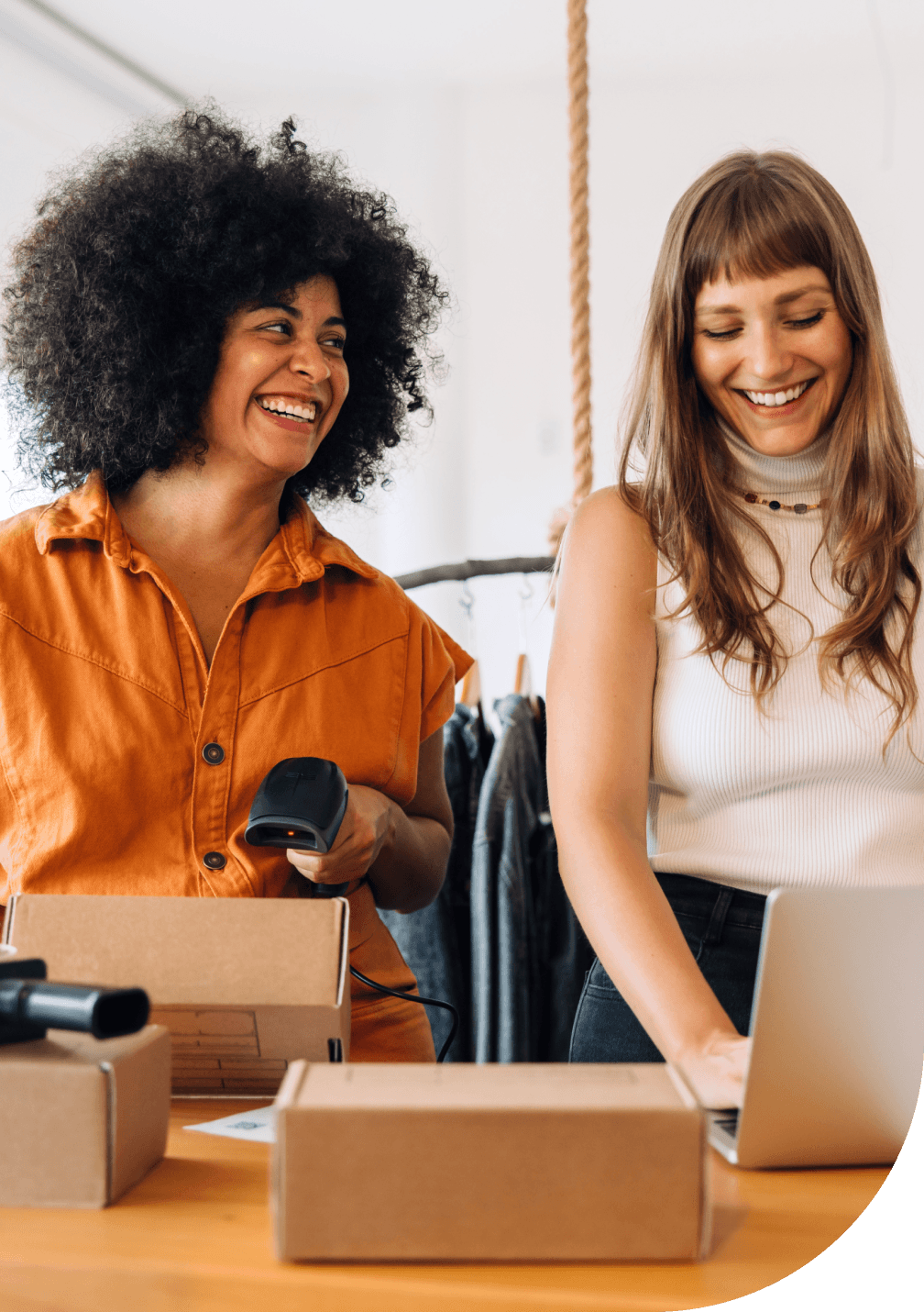 Deux femmes souriantes qui collaborent au travail.