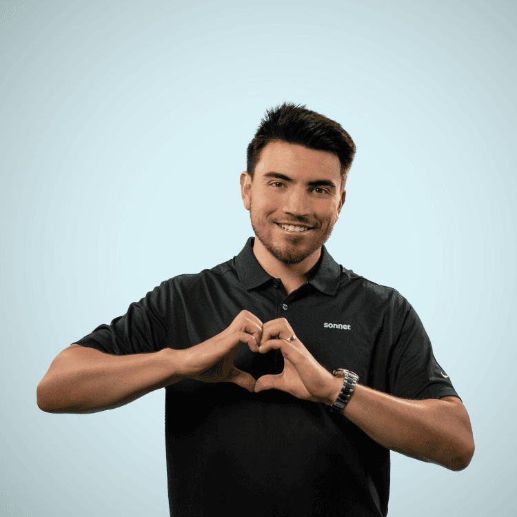 Nick Suzuki des Canadiens de Montréal sourit et forme un cœur avec ses mains.