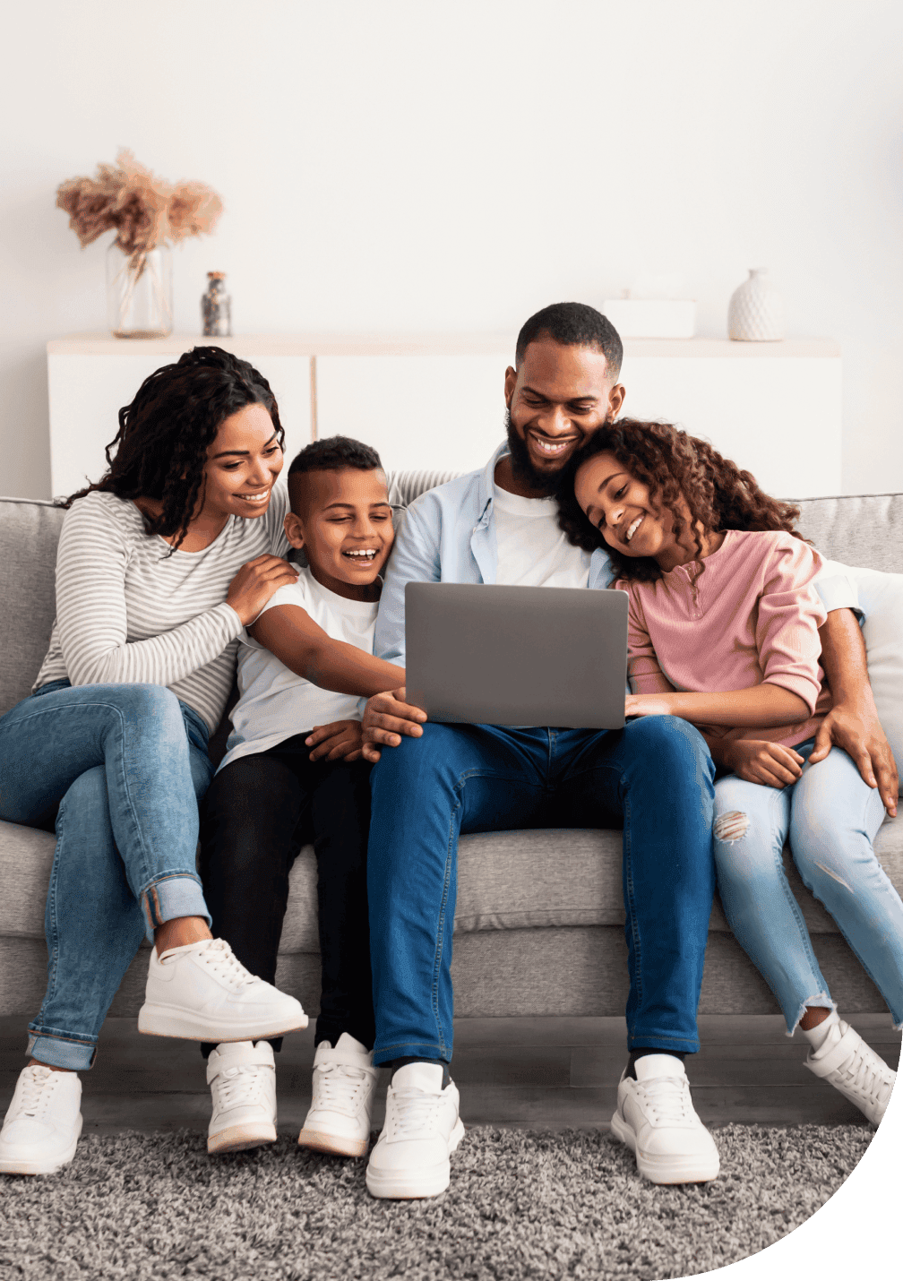 Famille heureuse sur l’ordinateur obtenant des conseils de santé avec TELUS Santé via Sonnet