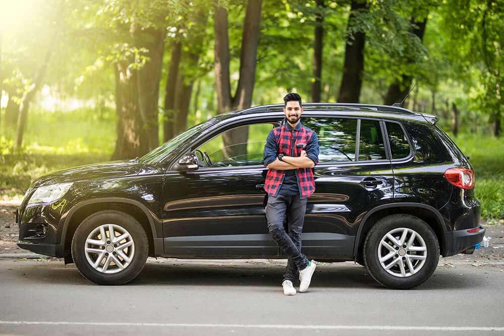 Homme avec une voiture