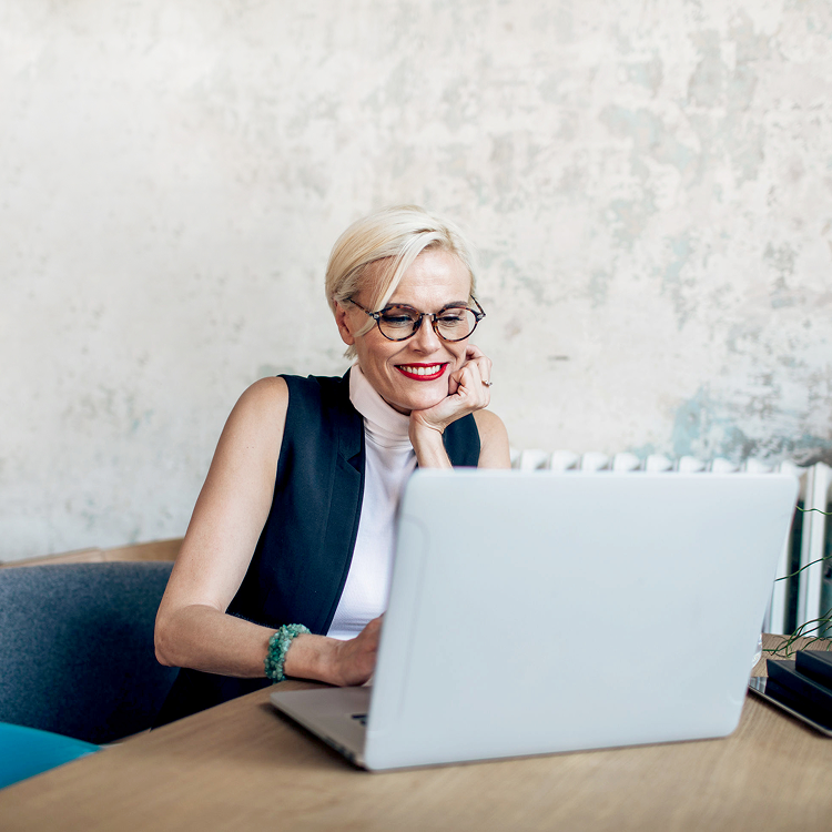 Woman online reading news about Sonnet home and auto insurance