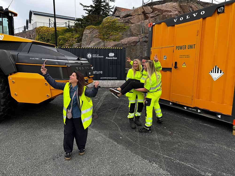 Femmes prenant un auto-portrait en Norv├¿ge
