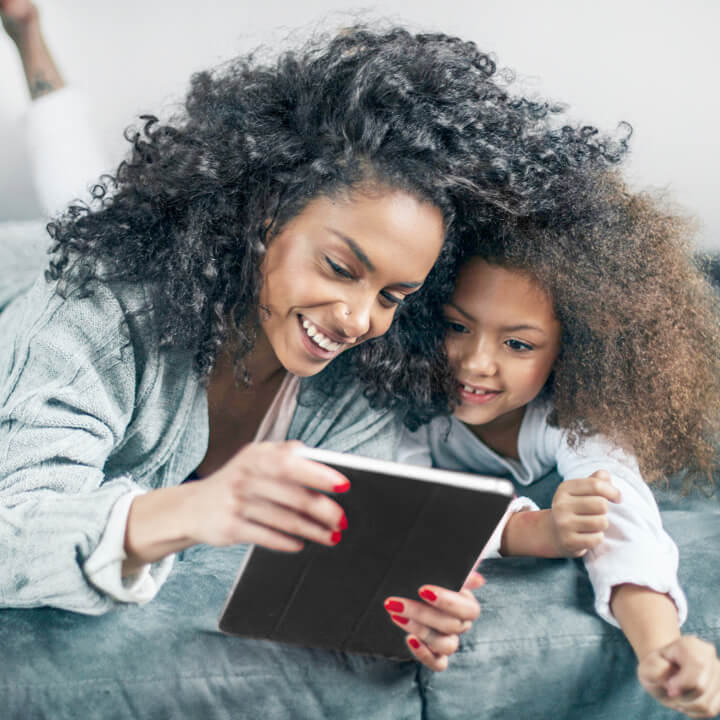 Mère et fille heureuses