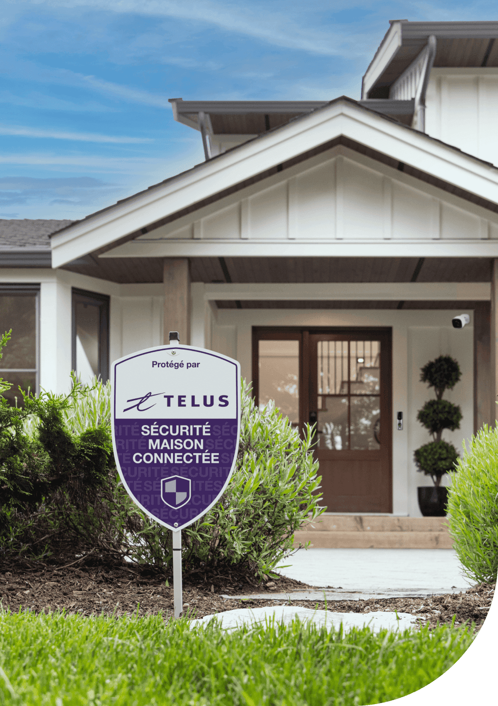 Grande maison de banlieue protégée par Telus Sécurité maison connectée et assurance habitation