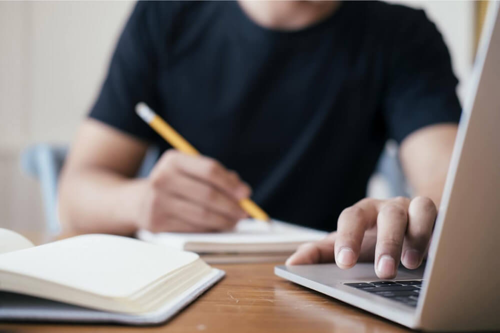 Personne qui recherche des termes d'assurance sur un ordinateur