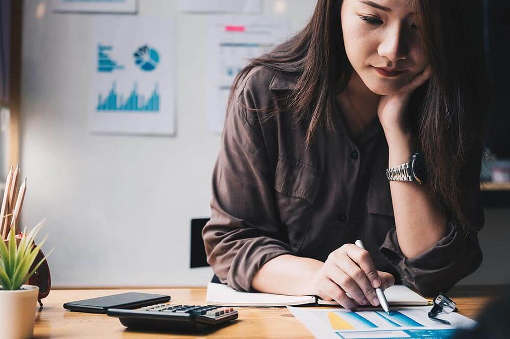 Femme produisant une déclaration de revenus