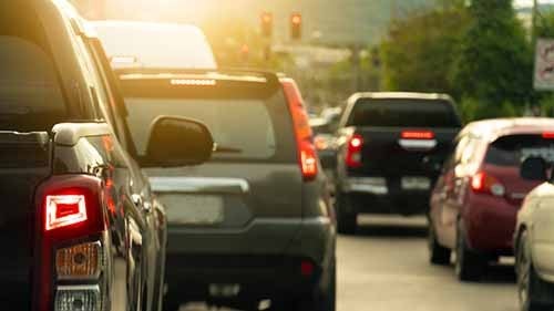 Plusieurs voitures sur la route à l'heure de pointe