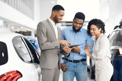 Couple au concessionnaire avec assurance auto