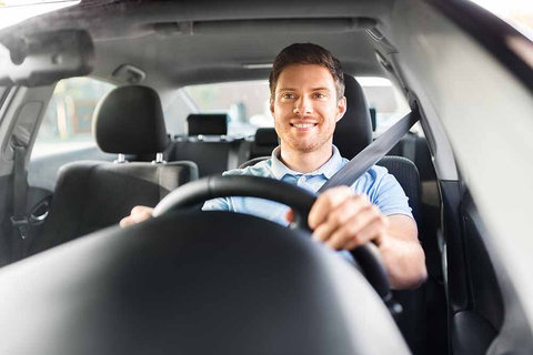 Homme au volant d'une voiture