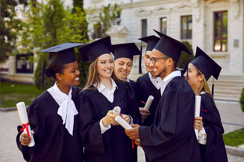 Diplômés universitaires tenant des diplômes
