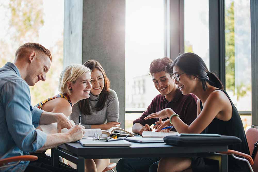 Des étudiants universitaires qui étudient dans une bibliothèque