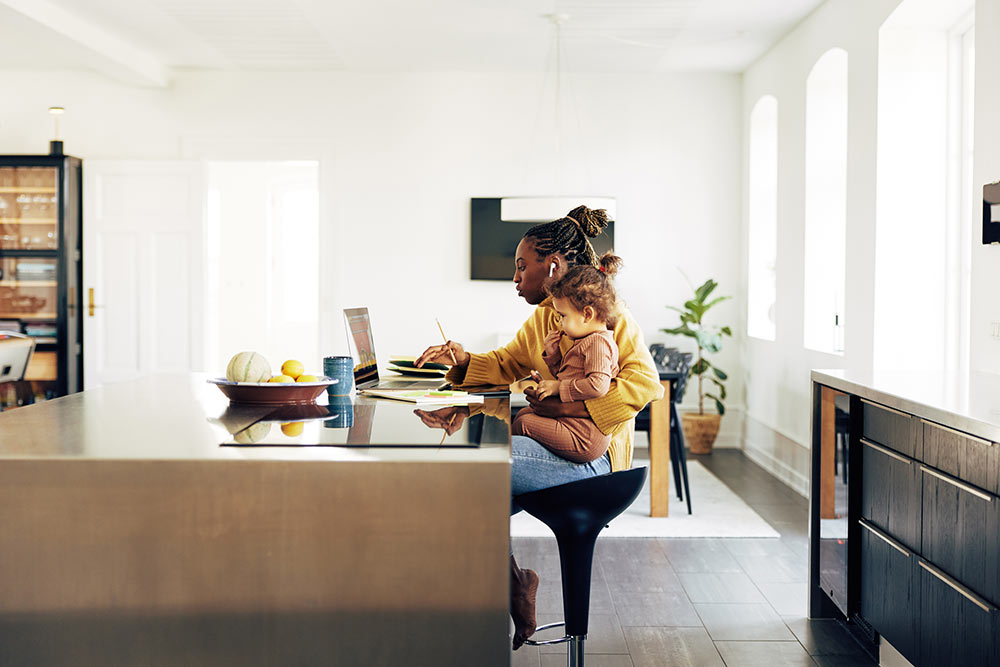 Jeune mère en télétravail avec son enfant