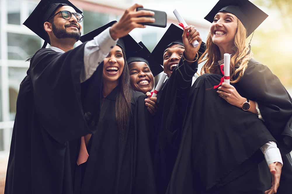 Des diplômés universitaires prennent un égoportrait