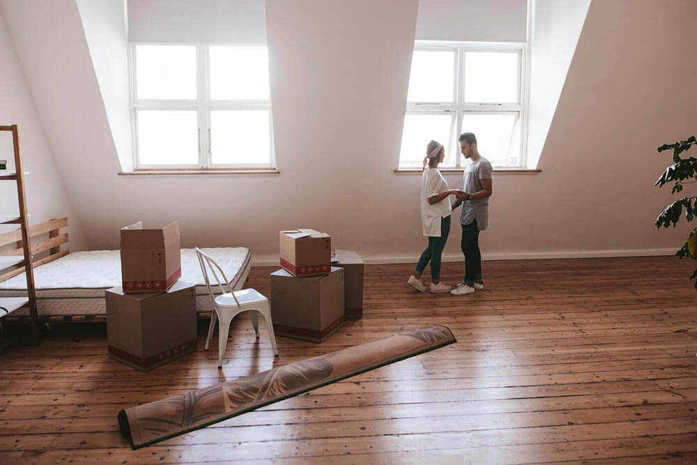 Couple qui s'installe dans sa nouvelle demeure