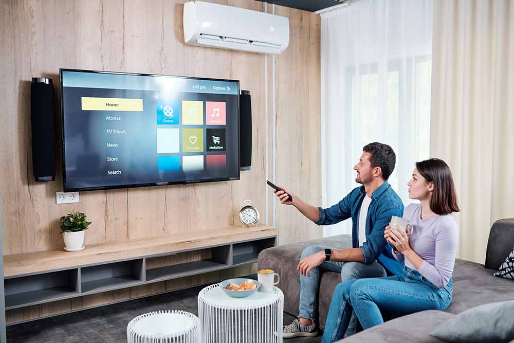 Jeune couple regardant la télévision