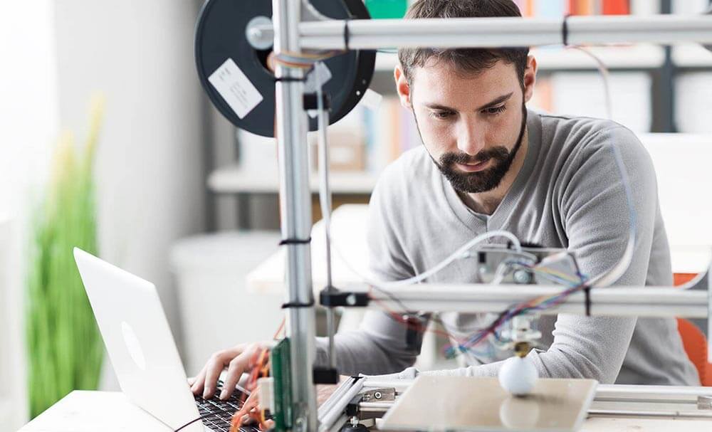 Jeune homme qui imprime en 3D