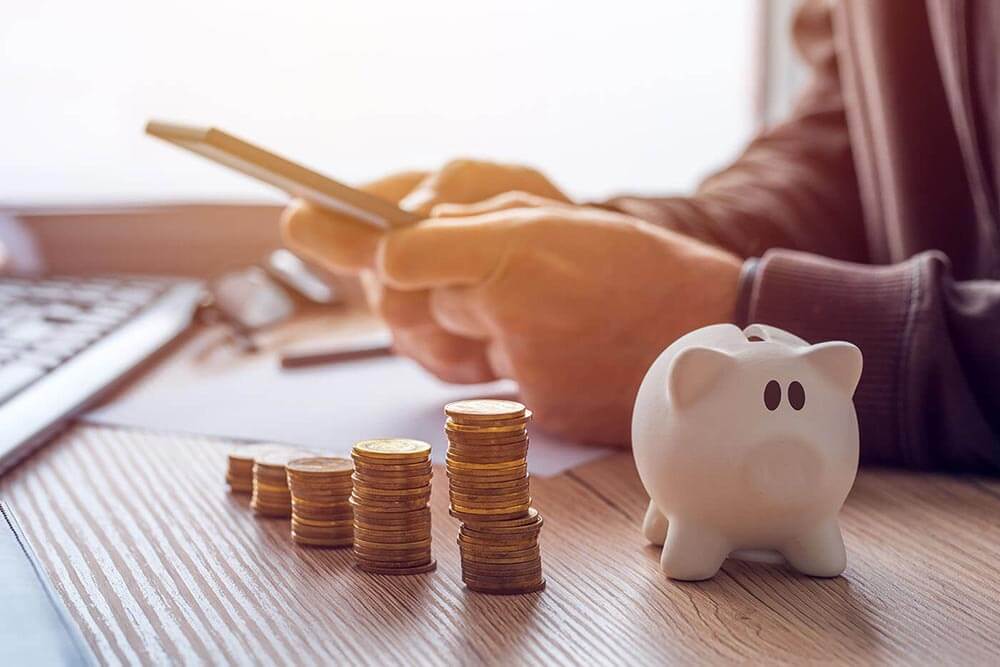 Personne avec une tirelire et des pièces de monnaie