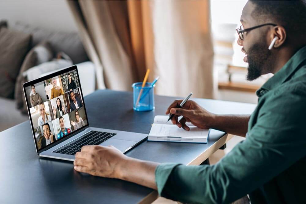 Professionnel prenant part à un appel vidéo