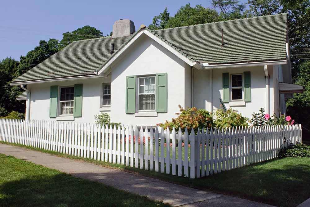 Maison avec clôture blanche