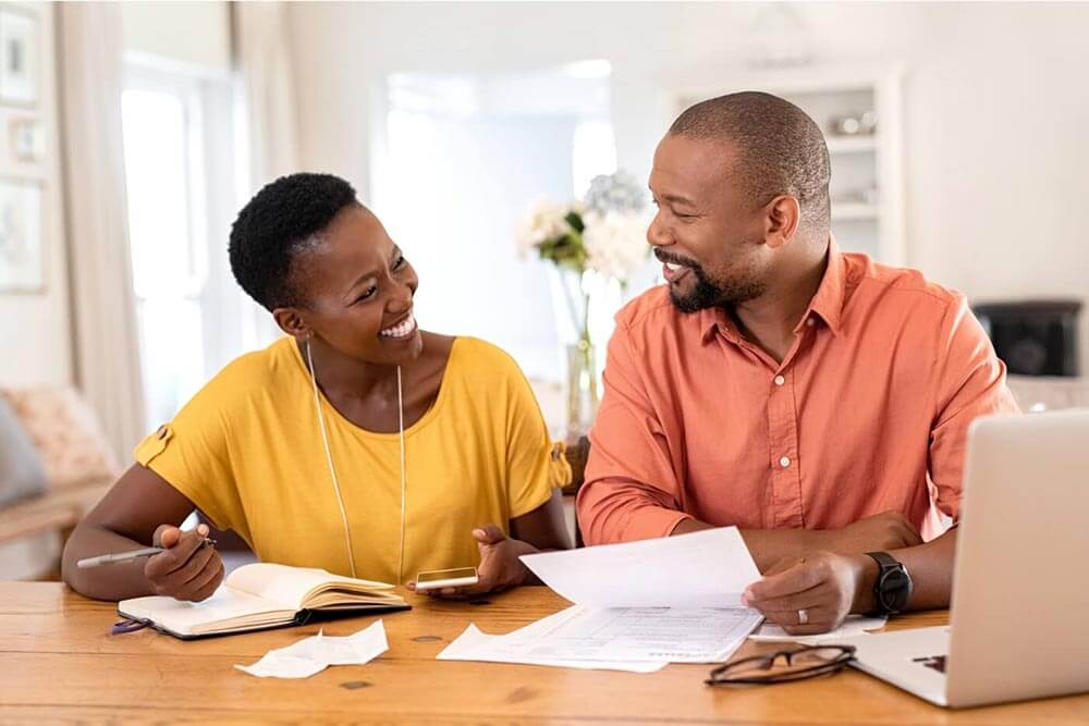 Un couple à la maison gérant leurs investissements.