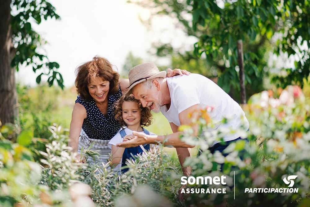 Famille dans un jardin