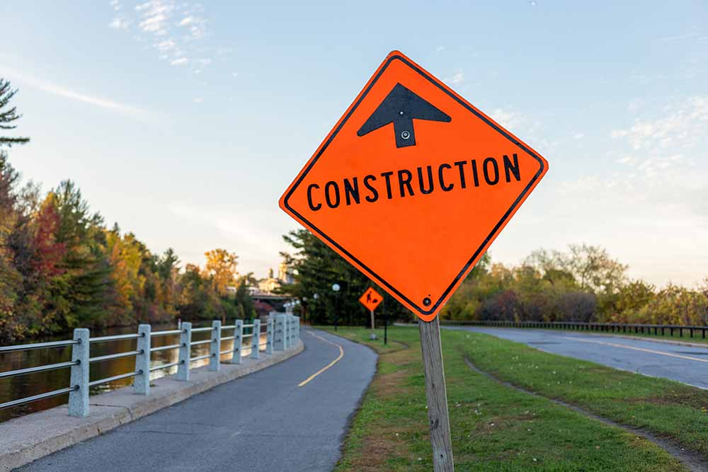 Panneau de signalisation indiquant une construction routière en Ontario